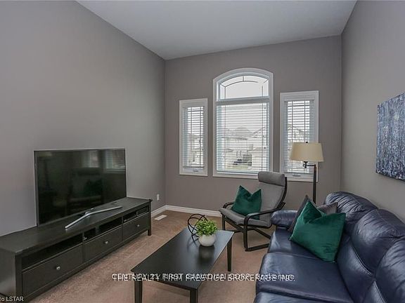 4th image of 950 Oakcrossing Rd