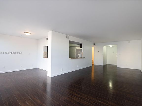 3rd image of 1000 Parkview Dr APT 302