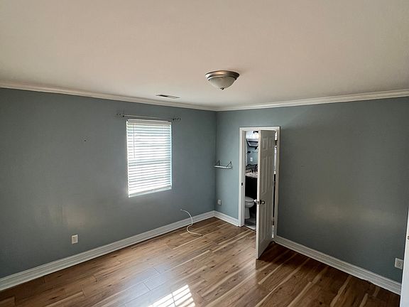 3rd image of 637 S Hoskins Rd