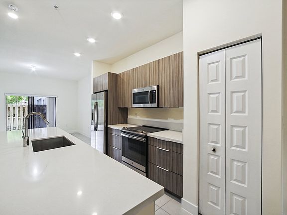 3rd image of 7925 NW 104th Ave APT 6