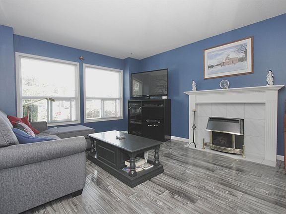 3rd image of 3911 Waterton Cres