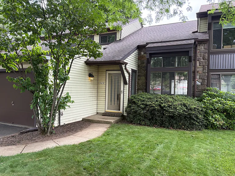 323 Milford Ct — Photo 2
