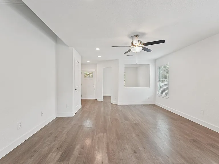 11210 Log Cabin Ln — Photo 5