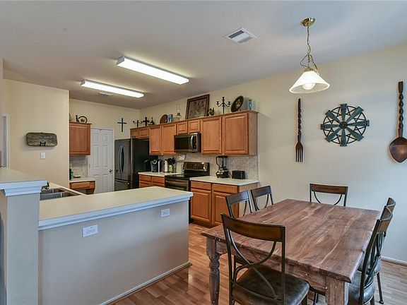 3rd image of 924 Medina Dr