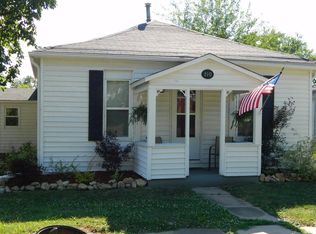 310 S 3rd St, Farmington, IA 52626