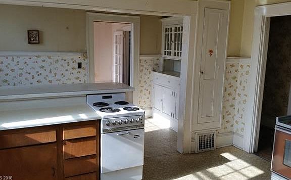 4th image of 336 1st Ave W