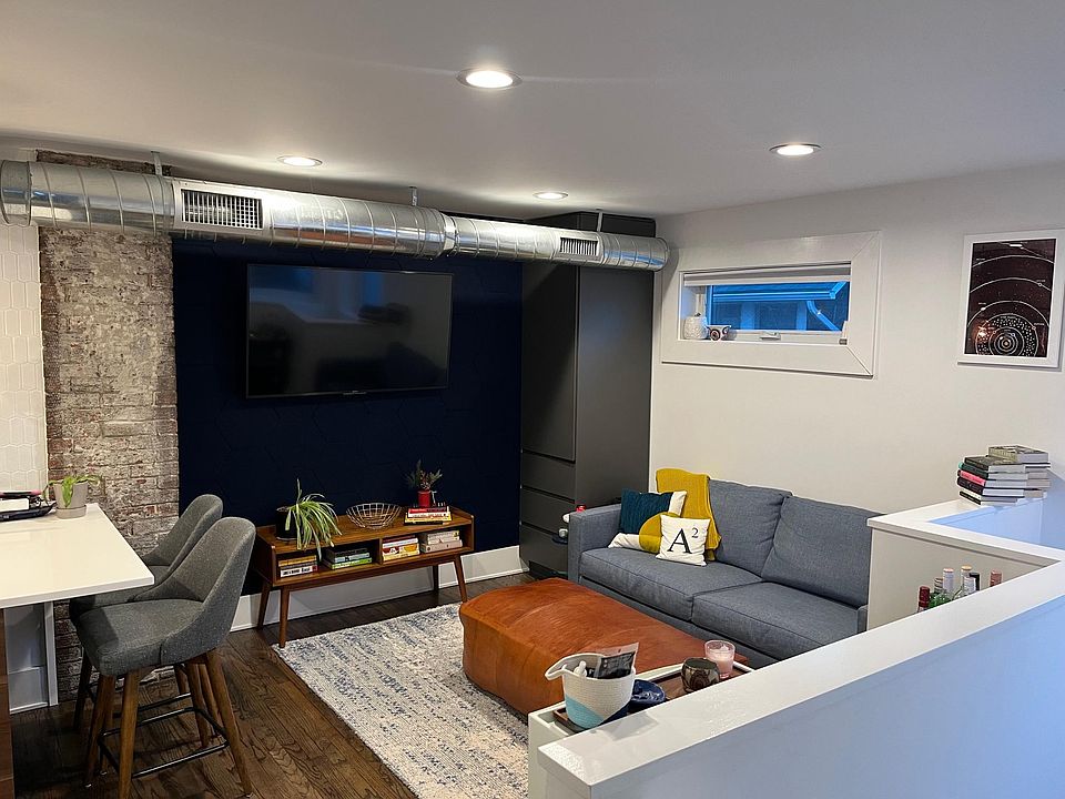 1st image of 921 Woodlawn Ave APT 2