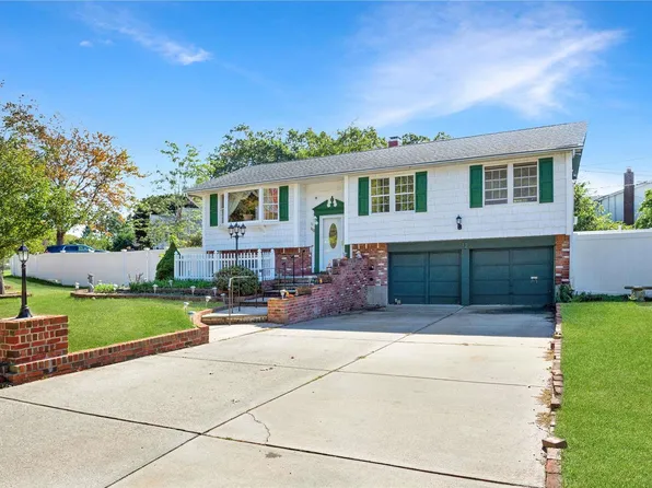 112 Overlook Drive, East Islip, NY 11730