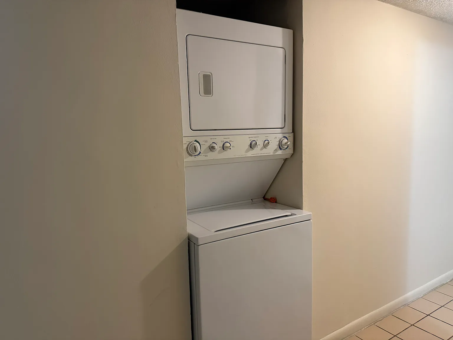 2 bed, 910 sqft, $1,900 — Photo 1