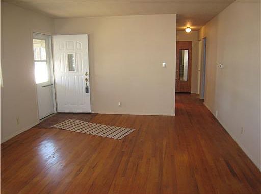 4th image of 907 Delano Ave