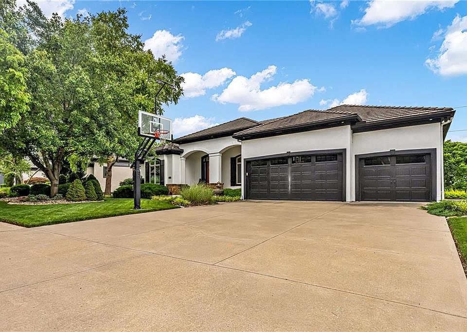 1st image of 2421 NE Lake Breeze Dr