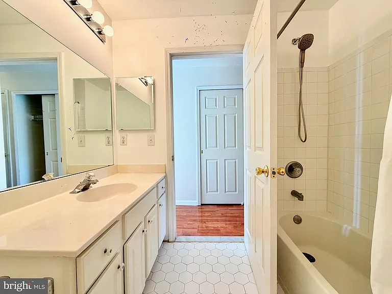 313 Fountayne Ln — Photo 32