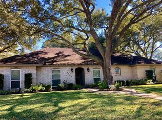 2304 Hutchins Ln, El Campo, TX 77437