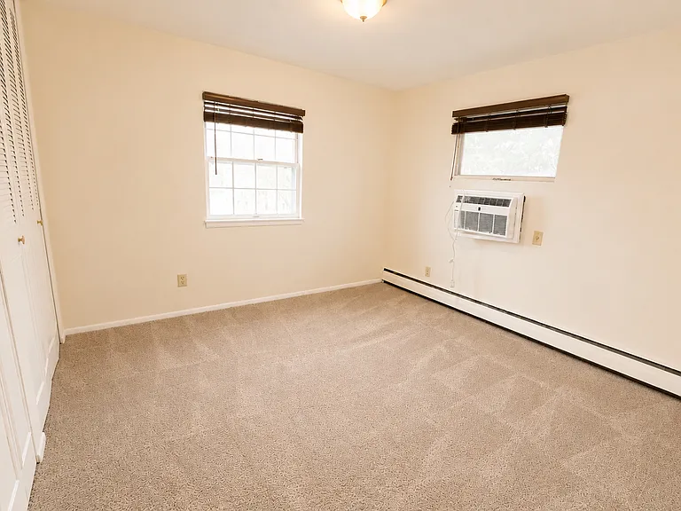 Highland Court Apartments — Photo 15