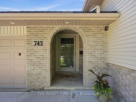2nd image of 742 Cranbrook Rd