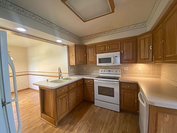 5th image of 472 N Hine Ave