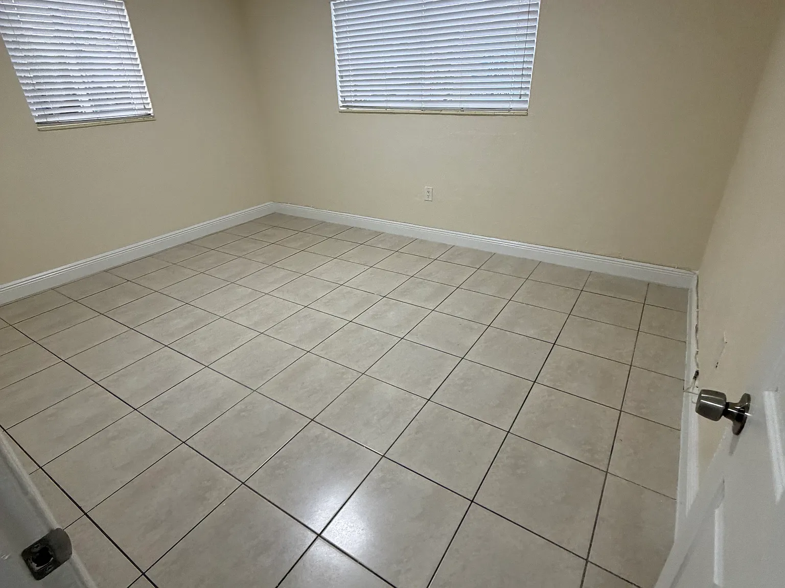 3 bed, 1000 sqft, $3,500 — Photo 4