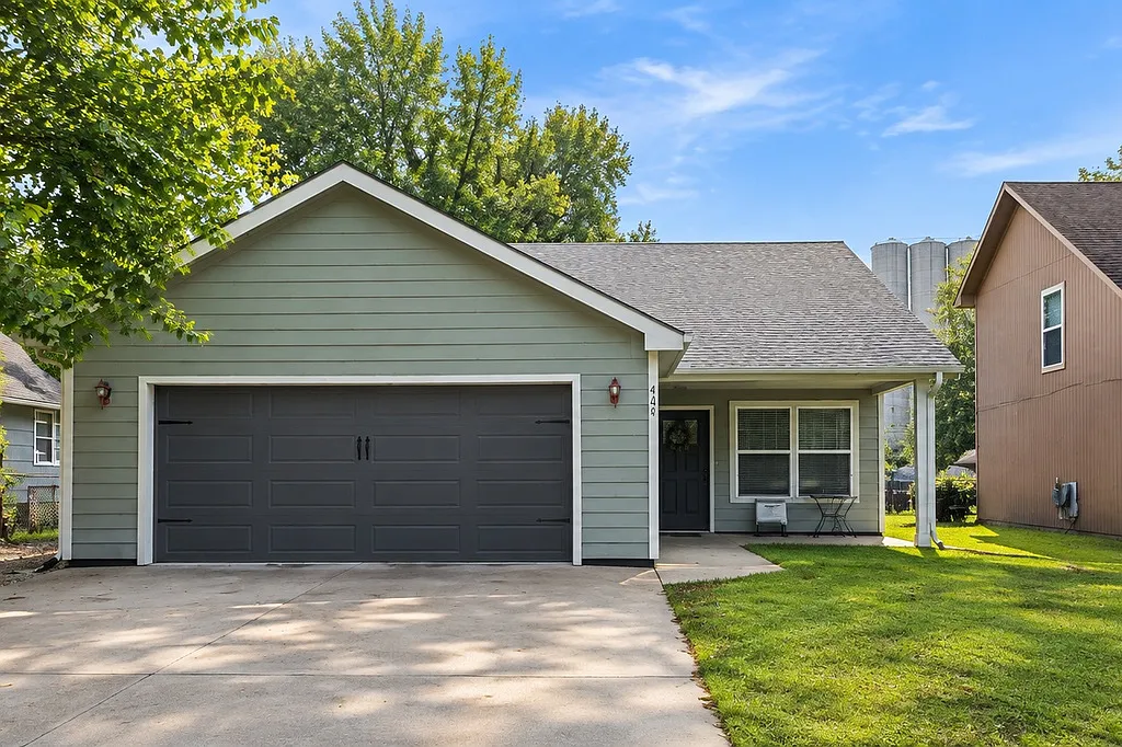 3 bed, 1400 sqft, $1,875 — Photo 1