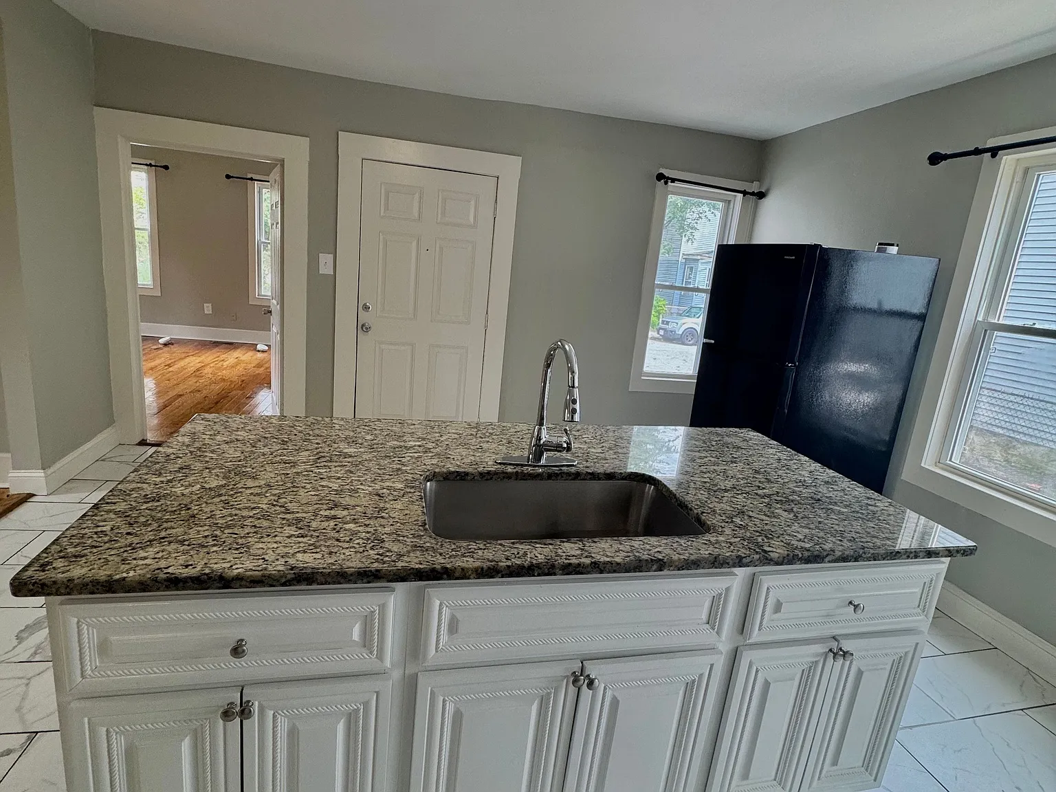 3 bed, 1.5 bath, 915 sqft, $2,100 — Photo 1