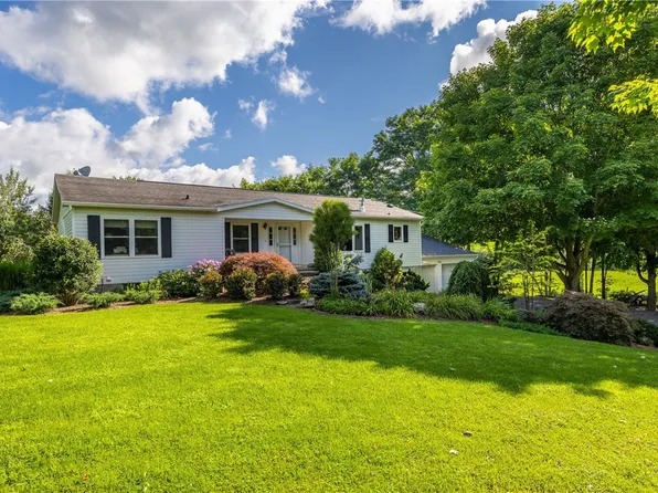 4700 Rushmore Rd, Palmyra, NY 14522