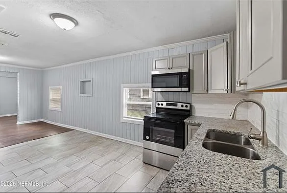 352 Golfair Blvd — Photo 1