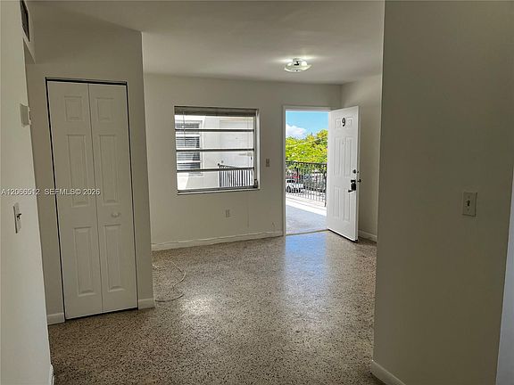 5th image of 928 SW 30th Ave APT 3