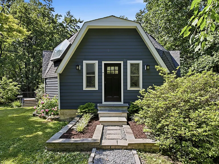 26 Pebble Dr — Photo 1
