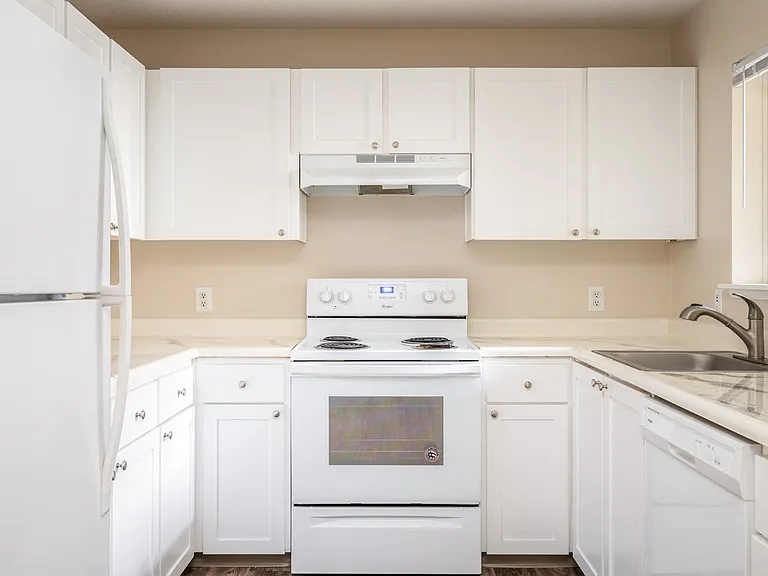 Suzann Plaza Apartments — Photo 26