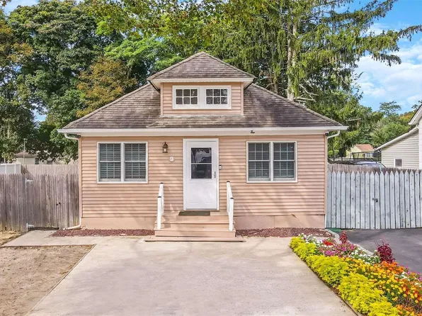 9 Bridger Boulevard, Central Islip, NY 11722