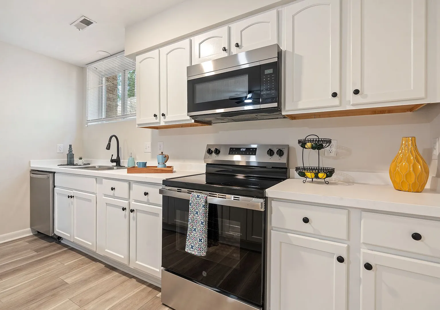 Close to UNC Campus Bedrooms Available in 2 or 4 Bedroom Unit — Photo 2