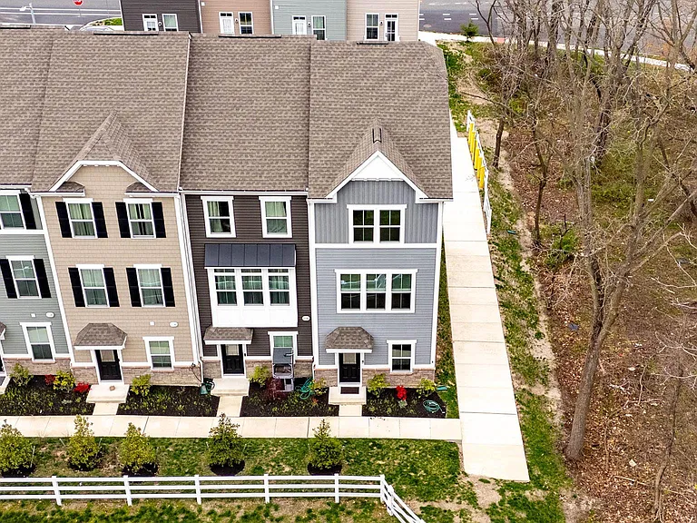 54 Sidney Ln — Photo 35