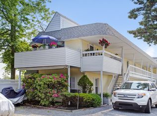 30 Little Neck Rd APT 10, Southampton, NY 11968