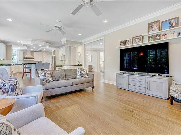 5th image of 800 Huron Ct