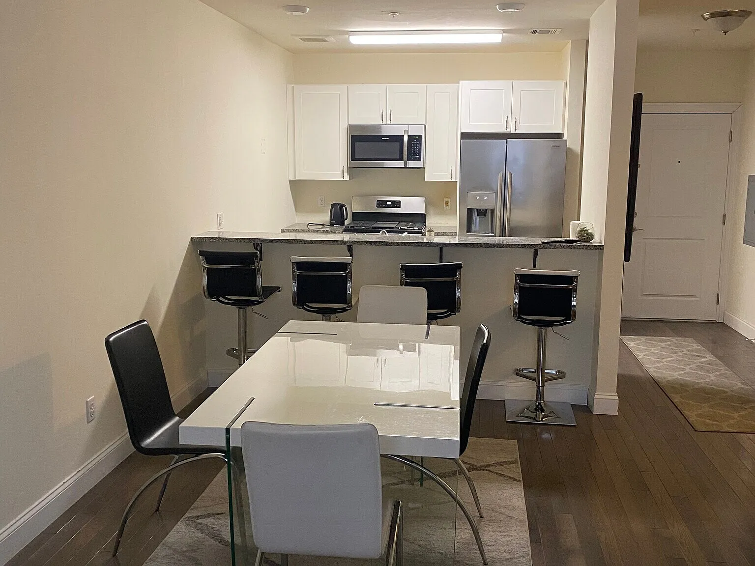 2 bed, 1000 sqft, $4,100 — Photo 4