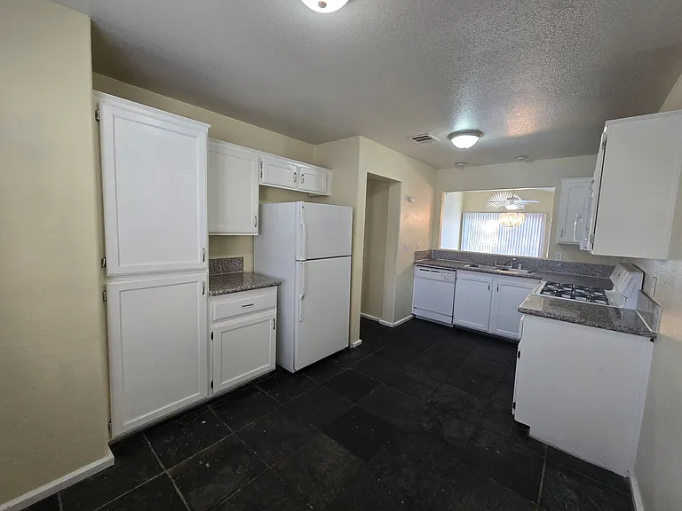 2417 Bloomington Dr — Photo 5