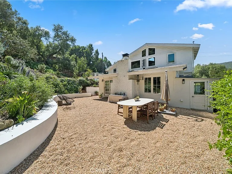 1377 Lewellyn Dr — Photo 2