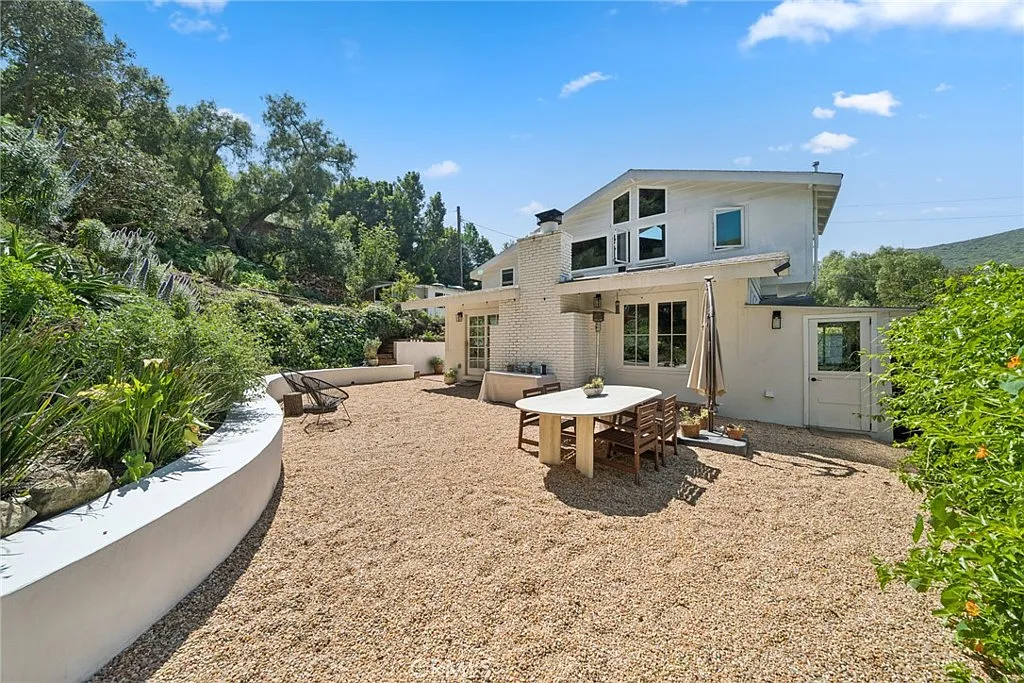 Building Photo - 1377 Lewellyn Dr