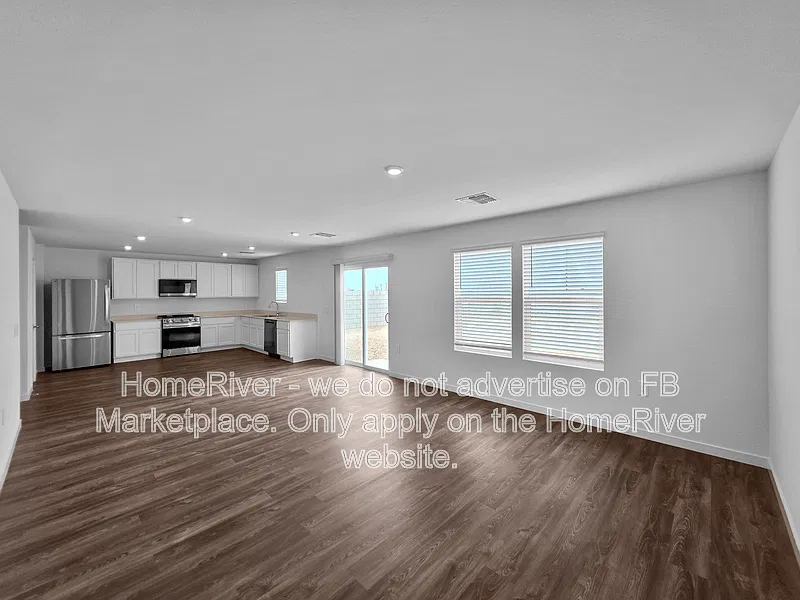 4 bed, 2.5 bath, 1801 sqft, $1,825 — Photo 2