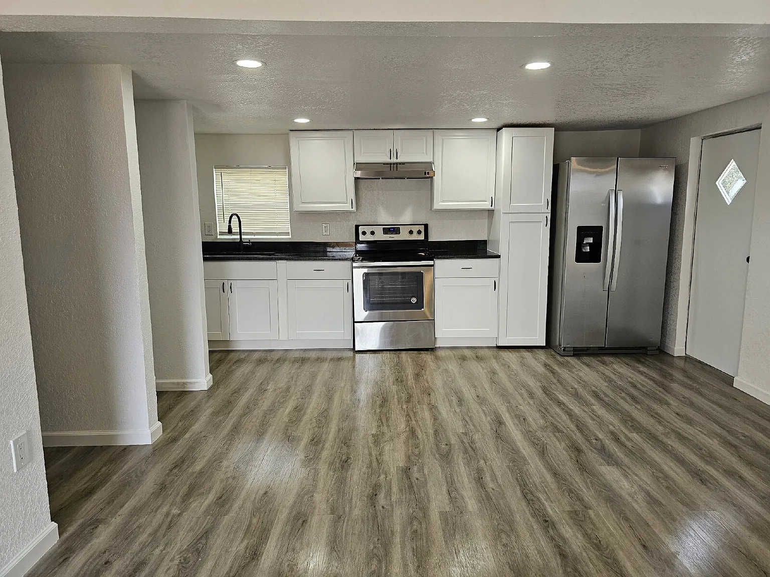 3 bed, 1.0 bath, 864 sqft, $1,320 — Photo 1