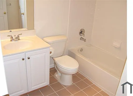 906 E Lombard St — Photo 44