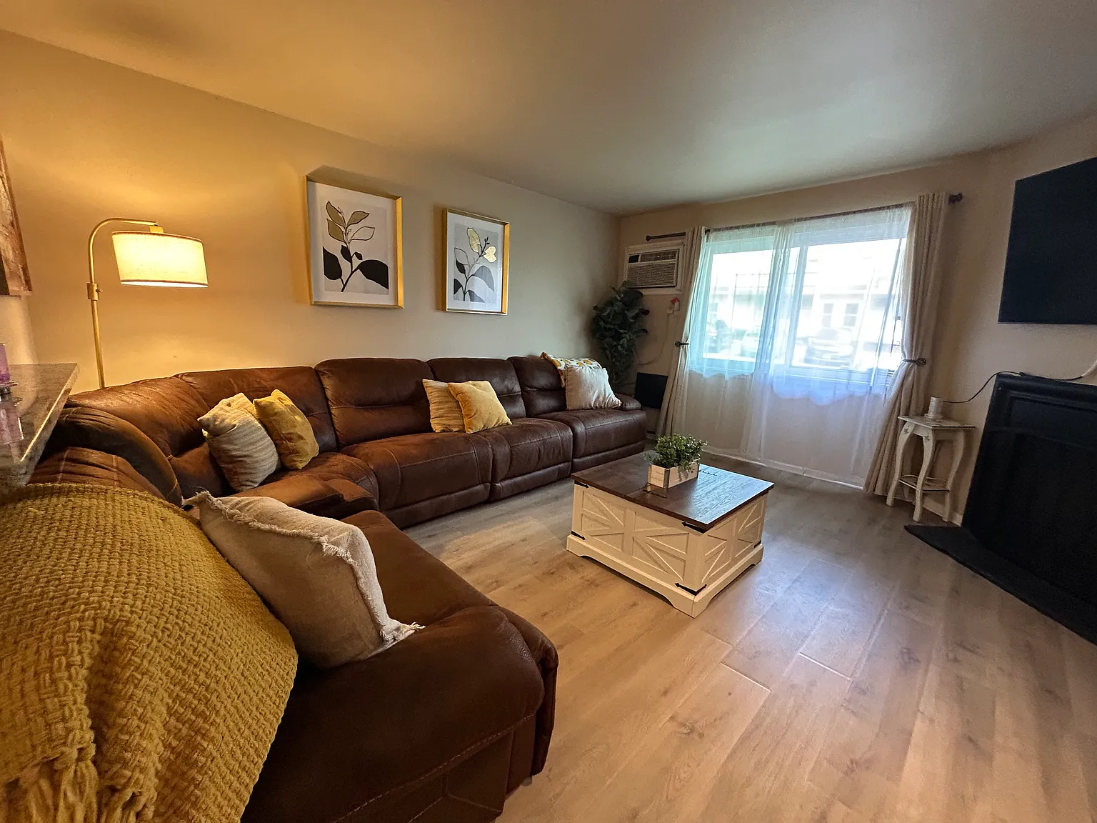 2 bed, 1025 sqft, $2,600 — Photo 3