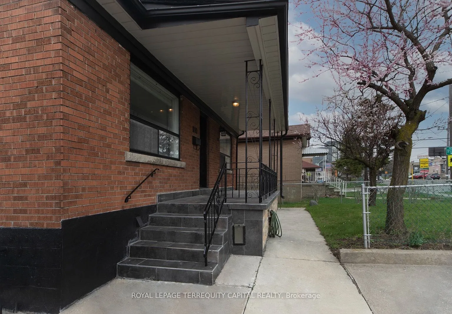 3 bed, $2,199 — Photo 2