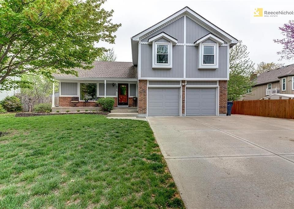 Covered Porch & Additional Driveway!