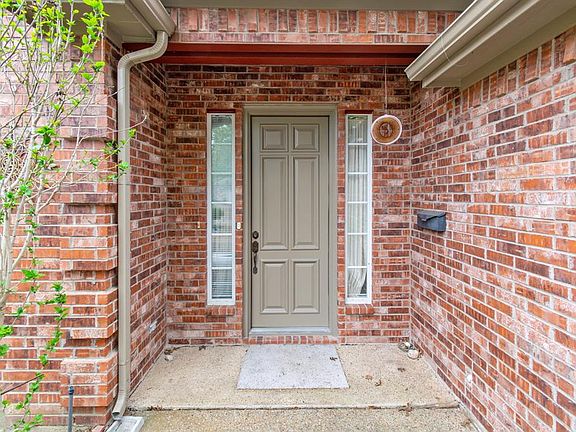 4th image of 702 Village Green Dr