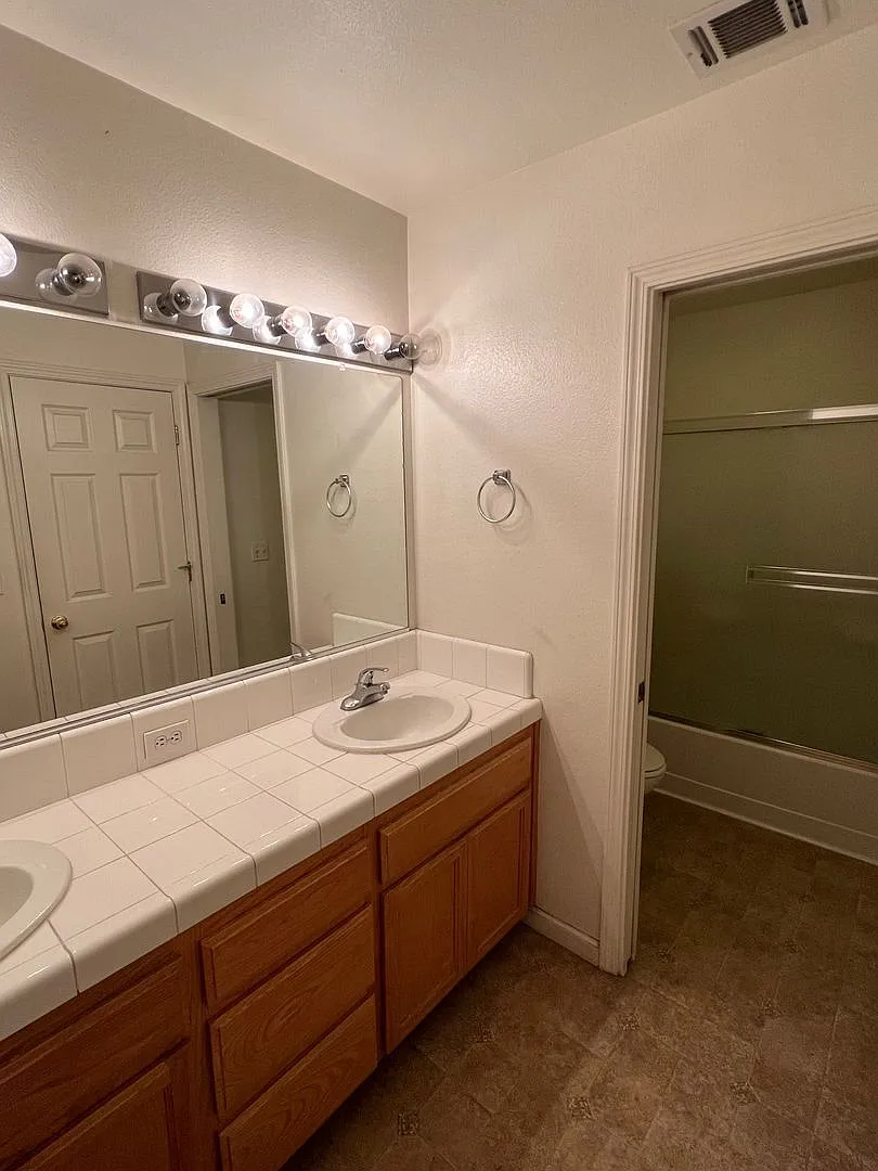 2 bed, 2.0 bath, 1200 sqft, $1,250 — Photo 3