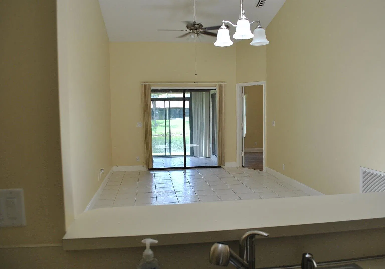 2 bed, 2.0 bath, 1096 sqft, $2,400 — Photo 2
