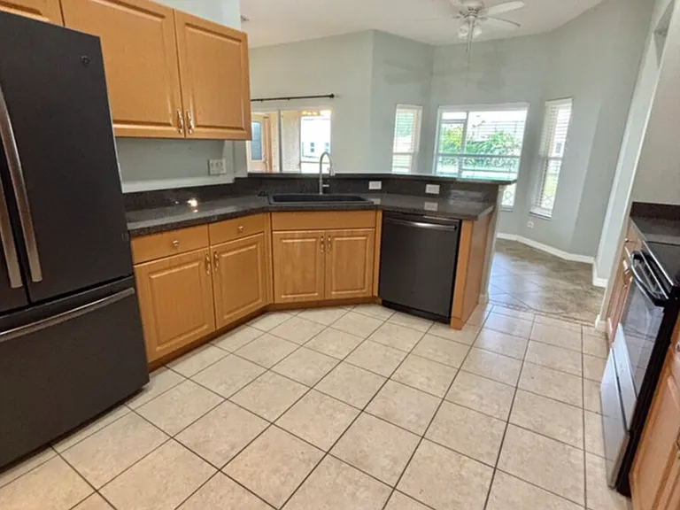 1405 Trafalgar Pkwy — Photo 23