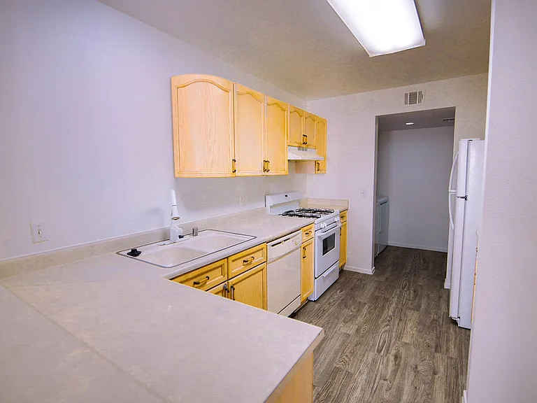 8023 W Rochelle Ave — Photo 7