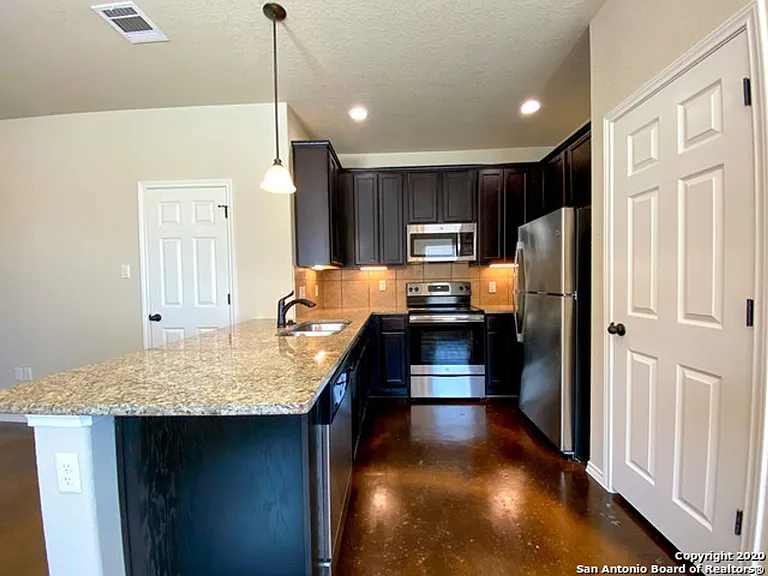 1516 Lucille St — Photo 6