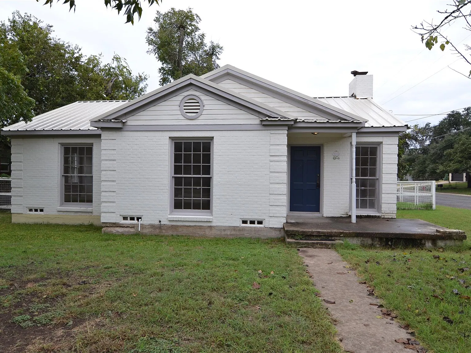 3 bed, 1.0 bath, 1120 sqft, $1,450 — Photo 1